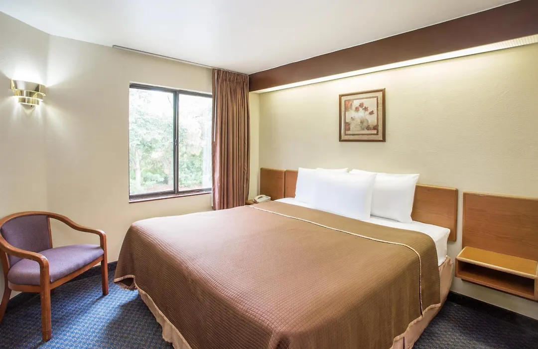 Travelodge By Wyndham Fort Myers Airport-1